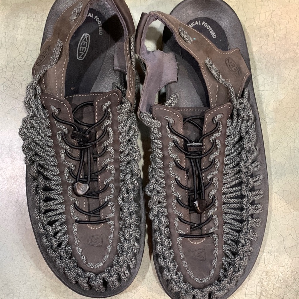Keen men’s Uneek water sandals like new